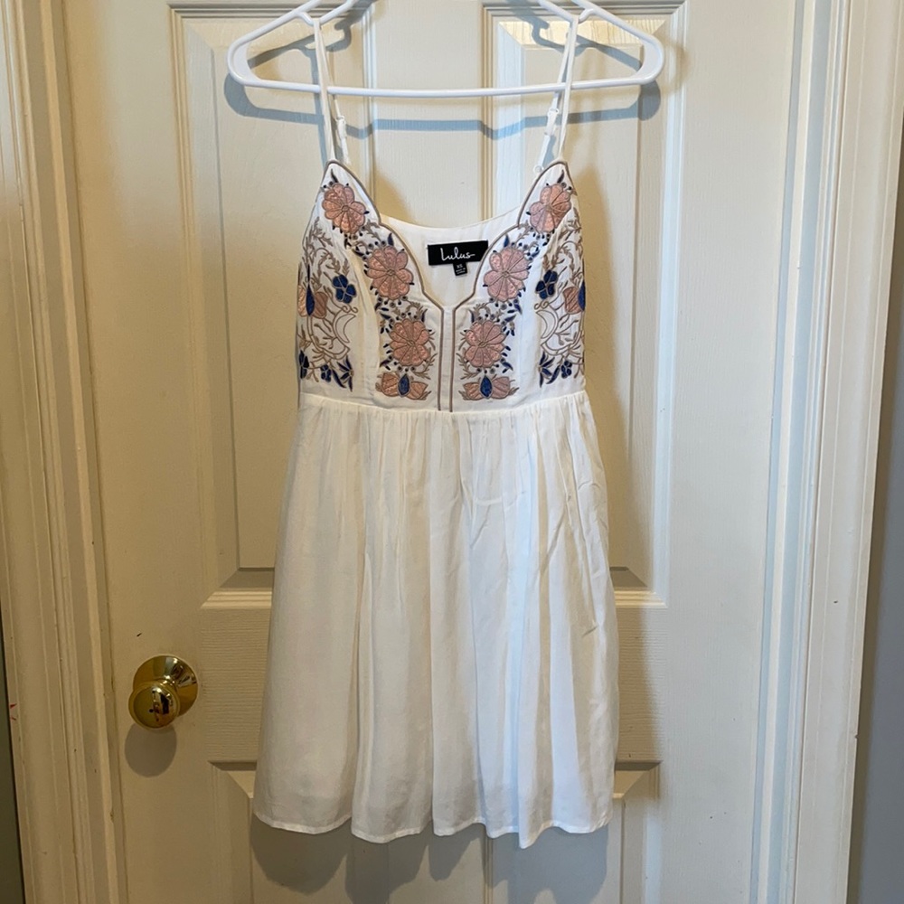 Lulu’s White Dress w/ Floral Embroidery